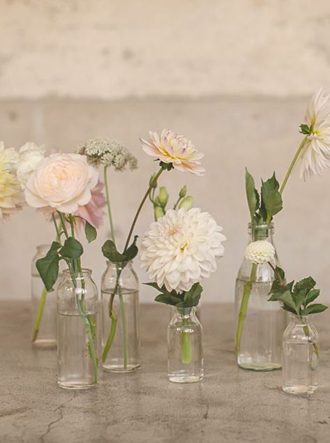 23 Ideas for Spring Vase Arrangements Flower Arrangements Simple Vase, Vases With Flowers, Bud Vase Centerpiece, Spring Vases, Auckland Wedding, Deco Champetre, Spring Centerpiece, Flower Arrangements Simple, Vase Arrangements