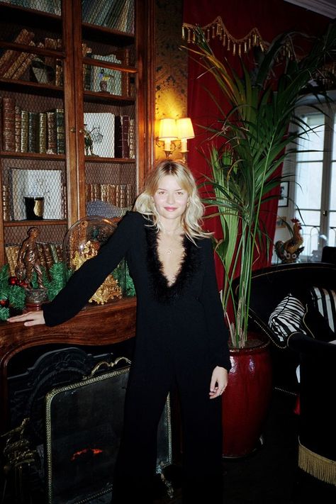 What is the one outfit French girls swear by for the holidays? A Parisian is sharing her insider tips on French-girl holiday outfits to try now. French New Years Eve Outfit, Parisian Holiday Outfit, Holiday Classy Outfit, Parisian Evening Outfit, Minimal Christmas Outfit, Vintage Nye Outfit, Professional Holiday Party Outfit, Simple Holiday Party Outfits, Winter Festive Outfit