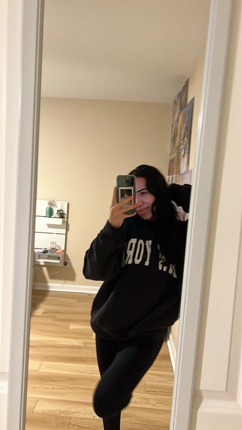 Crewneck And Leggings Outfit, Black Crewneck Outfit, Black Sweatshirt Outfit, Crewneck Outfit, New York Sweatshirt, Black Crewneck, Mirror Pic, Sweatshirt Outfit, Instagram Aesthetic