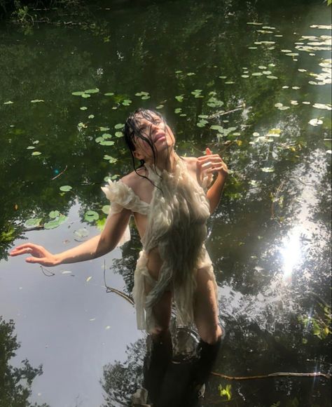 Fairy Water Photoshoot, Swamp Princess Aesthetic, Swamp Fairy Aesthetic, Wood Nymph Aesthetic, Swamp Creature Costume, River Nymph Aesthetic, Water Nymph Aesthetic Outfit, Naiad Aesthetic, Water Nymph Photoshoot