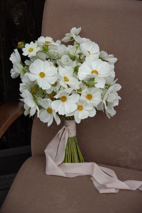 Garden Flower Wedding Bouquet, Cheap Bridal Bouquet Ideas, Sofia Richie Bridal Bouquet, Wedding Flowers Traditional, Minimalistic Wedding Aesthetic, Cosmo Bridal Bouquet, Hollywood Regency Wedding Decor, Wedding Bouquet With Poppies, Elopement Flowers Bridal Bouquets