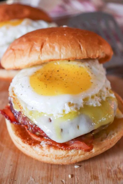 The Best Breakfast Burger Recipe Breakfast Burger Recipe, Homemade Burger Recipe, Smoked Burgers, Brunch Burger, Egg Burger, Breakfast Sandwich Recipes, Burger Seasoning, Breakfast Burger, Patties Recipe