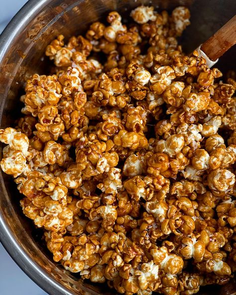 Caramel Popcorn Recipe Easy, Popcorn Recipes Sweet, Caramel Popcorn Recipe, Popcorn Recipes Easy, Popcorn Recipes Caramel, Salted Caramel Popcorn, Sweet Popcorn, Popcorn Treats, Sugar Free Recipes Desserts