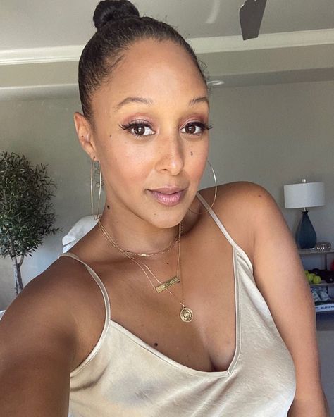 Tamara Mowry, Hollywood Glamour Aesthetic, Tia And Tamera Mowry, Tia Mowry, Tamera Mowry, Nia Long, Cute Buns, Justine Skye, Beautiful Weekend