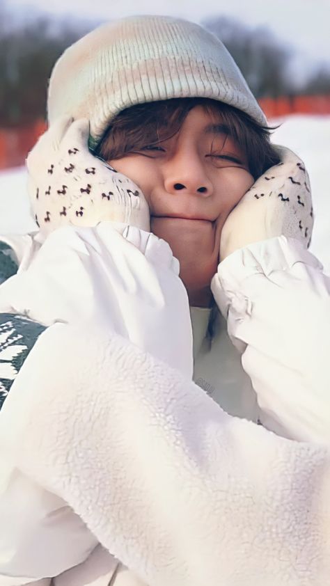 Taehyung Cute, Friend In Need, Bts V Photos, V Cute, Bts Group Photos, Taehyung Wallpaper, Taehyung Photoshoot, Taehyung Funny, Winter Bear