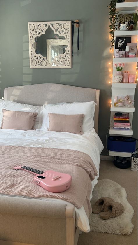 pink and sage green, girly, french Teen Bedroom Green, Boho Teen Room, Pink And White Bedroom, Sage Room, Redecorate Bedroom, Pink Bedding, Green Rooms, Bedroom Green, Teen Room