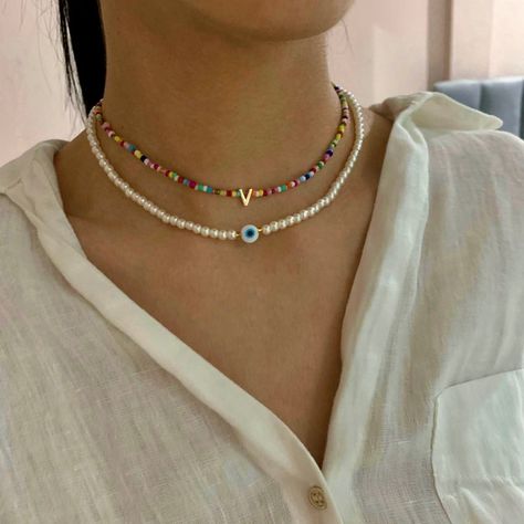 Fashion necklaces Collares divinos son la combinación perfecta 🤗🥰 perlas y chaquiras 📿 Handmade Bead Jewellery, Beaded Necklace Diy, Diy Bracelet Designs, Jewelry Accessories Ideas, Summer Bracelets, Bead Work Jewelry, Diy Rings, Jewelry Lookbook, Bead Jewellery