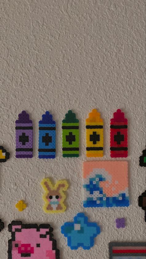 Cute Pyssla Ideas, Bead Iron Design, Pearl Beads Ideas Easy, Peler Bead Idea, Gummy Bear Perler Beads, Easy Hama Bead Designs, Things To Make Out Of Perler Beads, Cinnamon Roll Perler Beads, Peral Beads Idea