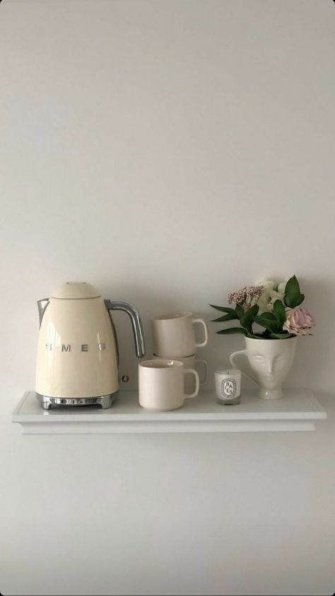 Smeg Aesthetic, Smeg Cream, Cream Kettle, Smeg Kettle, Deco Studio, Aesthetic Kitchen, Flowers Decor, Coffee Machines, Dream Apartment