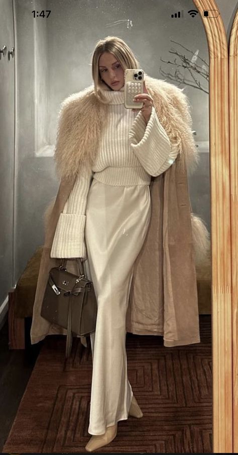 Cosy Elegant Outfit, Angelic Winter Outfits, Luxurious Winter Outfits, White Monochromatic Outfit Winter, Luxurious Outfits Classy, Cream Holiday Outfit, Cream Coat Outfit Winter Classy, White Winter Dress Outfit, Ethereal Winter Outfit