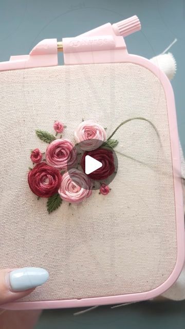 Simple Free Embroidery Patterns, Embroidered Rose Simple, How To Make Rose Embroidery, Rose Bouquet Embroidery, Embroidery Rose Flower, Embroidery Roses Pattern, Embroidered Roses Tutorial, Hand Embroidery Roses Tutorials, Embroidery Rose Stitch