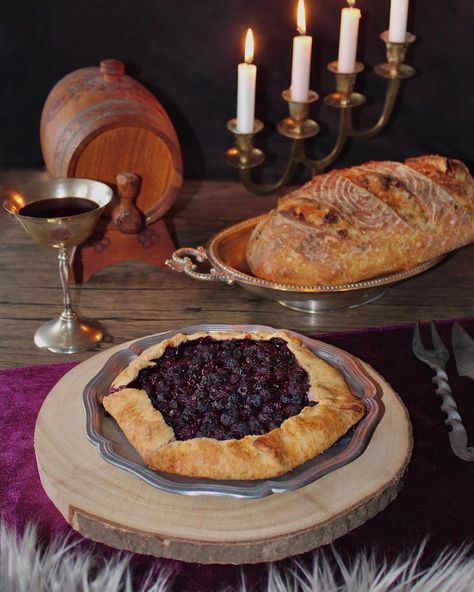 Let’s sate that appetite, hm? Juniper Berry Crostata | Skyrim - #skyrim #bethesda #elderscrolls #baking #tarte #blueberry #backen #renfaire #medieval #mittelalter @bethesda @bethesda_de @elderscrolls Medieval Thanksgiving, Medieval Baking, Medieval Sweets, Medieval Desserts, Medieval Foods, Skyrim Party, Skyrim Recipes, Medieval Cooking, Medieval Food