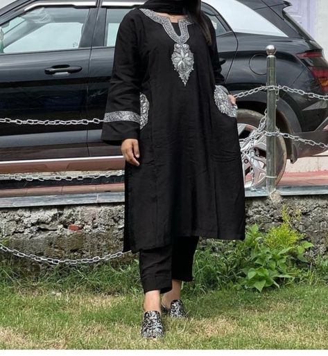 Pheran Designs Kashmiri Women, Pheran Style Suit, Tilla Work Kashmiri Pheran, Pheran Kashmiri Dress Design, Tilla Designs Kashmiri, Kashmiri Pheran Designs, Pheran Kashmiri Dress, Kashmiri Outfits For Women, Kashmiri Kurti