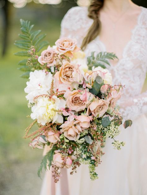 Gold Outdoor Wedding, Blush Colored Wedding, Bouquet Types, Bouquet Styles, Antique Bouquet, Blush Photography, Natural Bouquet, Popular Wedding Colors, Gorgeous Wedding Bouquet