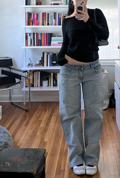 Low Waist Boyfriend Jeans Outfit, Mid Rise Flare Jeans Outfit Aesthetic, Low Waisted Jeans On Mid Size, Low Waist Flair Jeans Outfit, Motel Jeans Outfit, Mid Size Low Rise Jeans, 90s Fashion Low Rise Jeans, Low Rise On Mid Size, Black Mid Rise Jeans Outfit