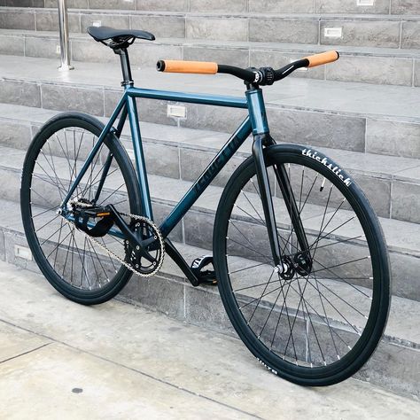 LIMA FIXED BIKES on Instagram: “Perlado 👊🏻 @iridevendetta” Classic Fixed Gear, Track Bike Fixed Gear, Gray Fixed Gear, Bici Retro, Bianchi Pista Fixie, Bike Riding Benefits, Bmx Bike Parts, Urban Bicycle, Bike Illustration