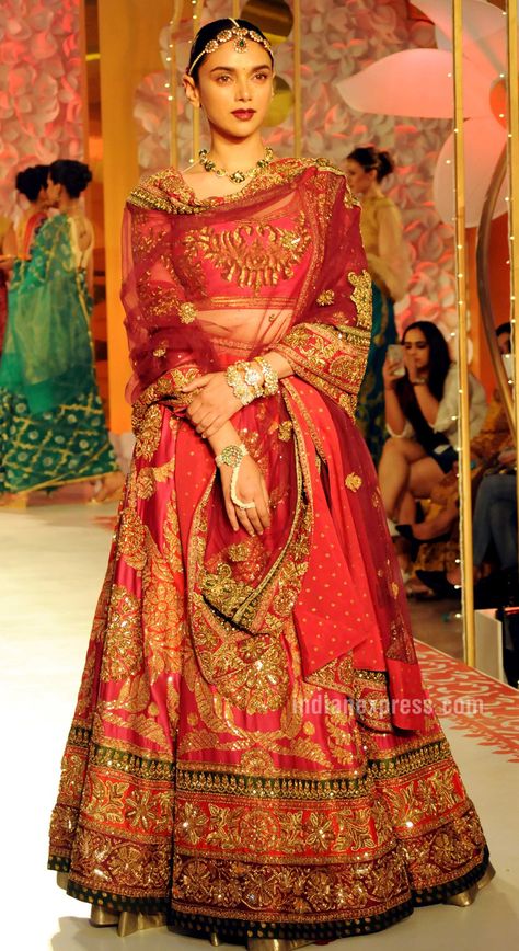 Aditi Rao Hydari looks regal in a Ritu Kumar lehenga on the ramp Indian Bridal Couture, Jj Valaya, Aditi Rao Hydari, Aditi Rao, Ritu Kumar, Indian Bridal Lehenga, Wedding Dresses 2014, Red Lehenga, Indian Bridal Dress