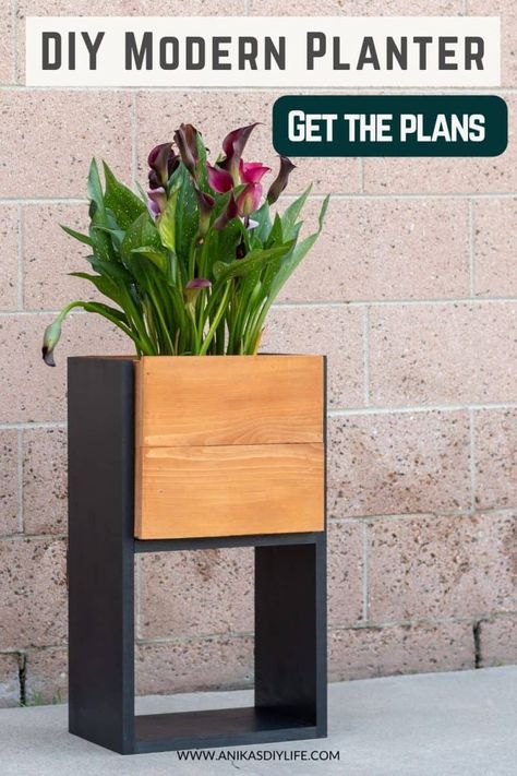 Minimalist easy diy tall modern planter made of cedar fence boards and 1x10 boards. Build under 30 minutes with plans and video tutorial 1x12 Wood Projects Diy, 2×4 Diy, Small Wood Planters Diy, Diy Wood Projects To Sell, Diy Modern Decor, Simple Wooden Planters, Diy Tall Wood Planter, Square Wood Planters Diy, Tall Cedar Planter Boxes