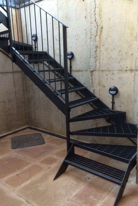 Steel Stair Case, Stairs Landing Design, Stair Decorations, Decoration Stairs, Decorating Stairs, Exterior Stair Railing, Steel Stairs Design, Stairs Decoration, Tiled Staircase