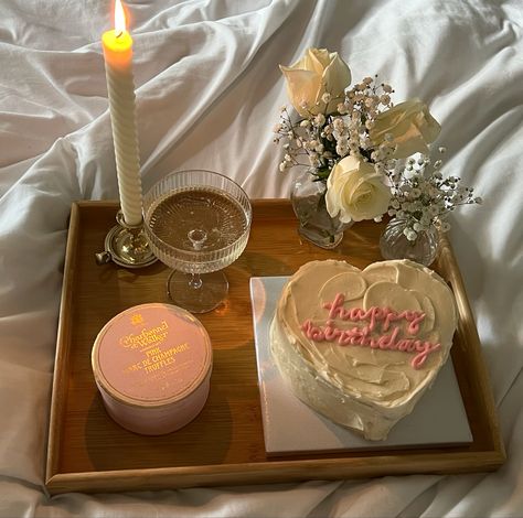 Happy Birthday Breakfast, Birthday In Bed, Birthday Breakfast In Bed, 23rd Birthday Ideas, Cozy Birthday, Cute Birthday Pictures, Cute Birthday Ideas, Birthday Breakfast, Mini Cakes Birthday