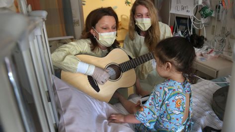 There are now 6,000 credentialed music therapists practicing in the US, 15 percent of whom work in medical or surgical settings. Daughter Band, Music Medicine, Child Life Specialist, Music Therapist, Future Music, Children Hospital, Child Therapy, Two Worlds, In Hospital