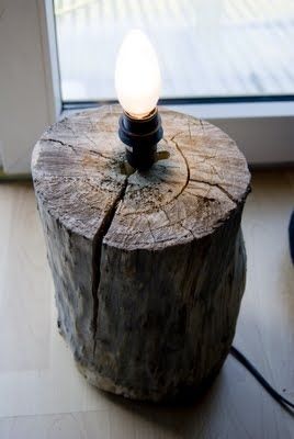 It looks great even without a lampshade. | 24 Clever DIY Ways To Light Your Home Tree Stumps Diy, Tree Stump Decor, Tree Stump Side Table, Cozy Lodge, Diy Table Lamp, Diy Luminaire, Diy Glow, Planter Project, Bedroom Styling