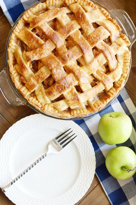 Paula Deen's classic Apple Pie with a buttery homemade lattice top crust and brown sugar apples. Paula Deen Apple Pie, Best Apple Pie, Diy Easy Recipes, Classic Apple Pie, Paula Deen Recipes, Easy Apple Pie, Apple Pie Recipe, Homemade Apple Pies, Pie Crust Recipes