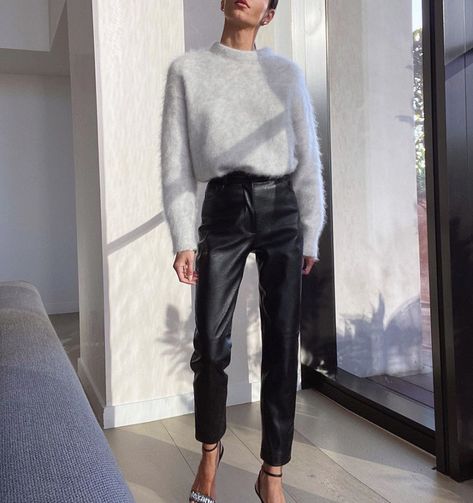 Trousers Outfit Winter, Leather Top Outfit, Leather Trousers Outfit, Mode Dope, Lederhosen Outfit, Leather Pants Outfit, Trouser Outfit, Love Simple, Oufits Casual