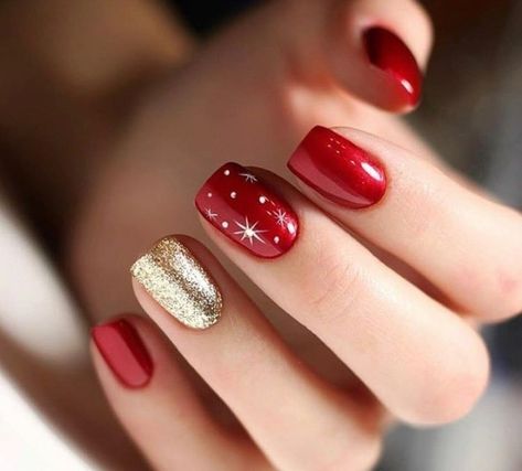 Image discovered by Naina. Find images and videos about girl, fashion and cute on We Heart It - the app to get lost in what you love. Red And Gold Nails, Red Christmas Nails, Cute Christmas Nails, Christmas Gel Nails, Gold Nail, Her Nails, Christmas Nail Art Designs, Makijaż Smokey Eye, Mehandi Design