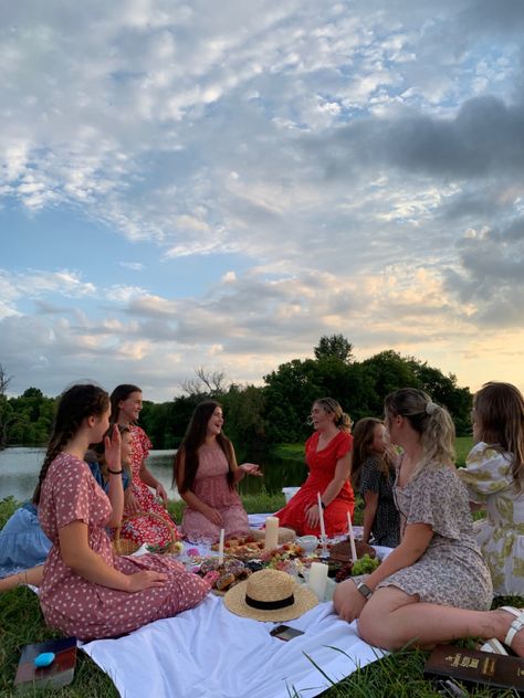 Pick Nick Aesthetic, Girls Picnic Aesthetic, Soulmate Photos, Friends Picnic Aesthetic, Girls Day Out Ideas, Bridal Shower Timeline, Picnic Themes, Picnic With Family, Girls Picnic