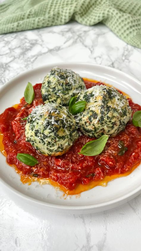 Let's make gnudi: Light pillowy ricotta and spinach dumplings Spinach And Ricotta Dumplings, Ricotta Dumplings Recipe, Spinach Dumplings, Italian Spinach, Ricotta Dumplings, Dumplings Recipes, Spinach Balls, Tofu Ricotta, Vegan Ricotta