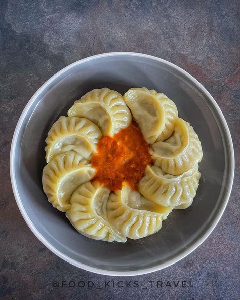 Dumplings Photography, Nepali Momo, Momo Dumplings, Momo Food, Indian Fast Food, Momo Design, Indian Food Photography, Nepali Food, Food Illustration Design