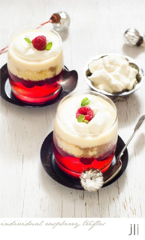 5 days of christmas 2016 - individual raspberry trifles / DELICIOUS BITES Trifle Desserts Cups, Individual Trifle Desserts Cups, Trifles Desserts, Individual Trifle, Triffle Recipe, Desserts Cups, Individual Christmas Desserts, Raspberry Trifle, Trifle Dessert Recipes