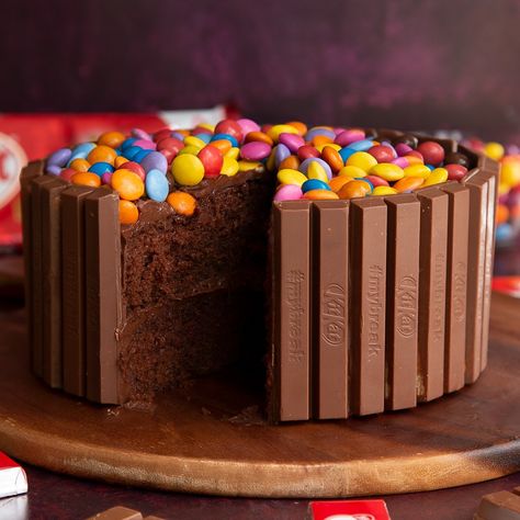 KitKat Cake Cake With Kit Kats Around It, Kitkat Cake Design, Kitkat Cake Ideas, Kit Kat Brownies, Kitkat Cake, Boat Cake, Kit Kat Cake, Caterpillar Cake, 10 Birthday Cake