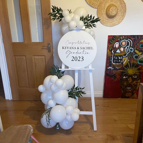 Graduation Easel, Personalised Sign and Balloon Display with Artificial Foliage. #graduation #graduationpartyideas #graduationparty #easelsign Easel Sign With Balloons, Balloon Easel Display, Easel Balloon Garland, Welcome Sign Balloon Garland, Easel With Balloons, Easel Decoration Ideas, Welcome Sign With Balloons, Balloon Easel, Surfer Baby Shower