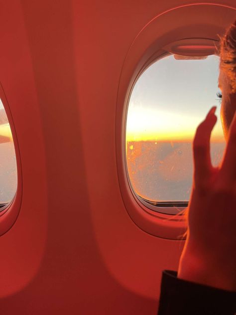 darling hold my hand😐 Plane Sunset, Aesthetic Tiktok, Sunset Aesthetic, Hold My Hand, Red Aesthetic, Sunset Photography, Airplane View, Summer Vibes, Red