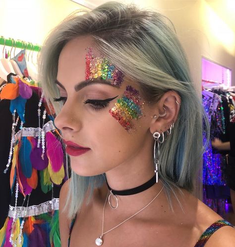 Festival Face Paint Glitter, Festival Face Glitter, Pride Glitter, Carnaval Make-up, Glitter Face Paint, Festival Face Paint, Coachella Makeup, Make Carnaval, Glitter Bar