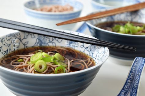 This traditional Japanese recipe for hot soba noodles in soup (kake-soba) uses dashi and soy sauce. And don't be afraid to slurp! Sopa Miso, Soba Soup, Soba Recipe, Miso Tofu, Dashi Recipe, Japanese Soba Noodles, Soba Noodles Soup, Soba Noodles Recipe, Soba Noodle