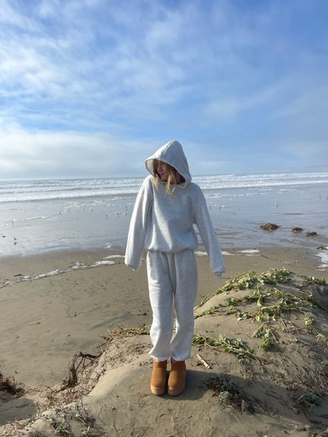 Comfy Beach Outfit Cold, Winter At The Beach Outfits, Cold Beach Day Outfit Winter, Cold Weather Beach Outfit, Beach Winter Outfit, Cold Beach Day Outfit, Cold Beach Day, Cold Beach Outfit, Beach Day Outfit