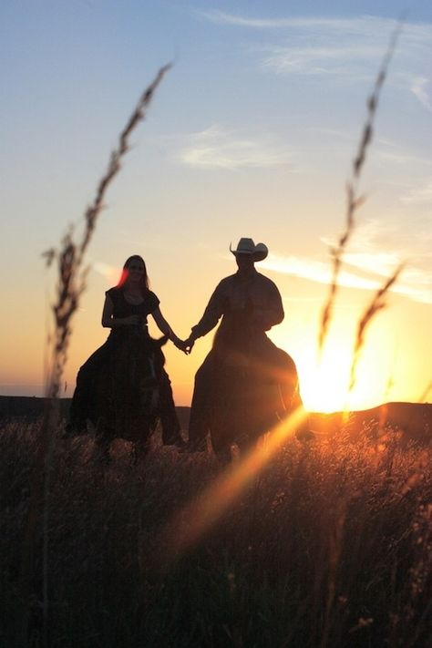 go horseback riding w/ hubby and watch sunset Backgrounds Country, Western Backgrounds, Cowgirl Lifestyle, Horses Western, Country Couple Pictures, Country Relationship Goals, Country Relationships, Foto Cowgirl, Cute Country Couples