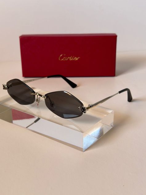 Cartier Sunglasses Women, Classy Glasses, Cartier Sunglasses, Fashion Shoes Heels, Coffee Cafe, Glasses Fashion, Fashion Sunglasses, Cartier, Sunnies