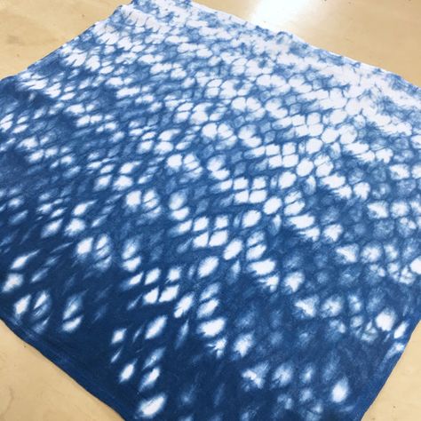 Here’s a quick lovely resist dye pattern that happens to be one of my favorites! Shibori Tutorial, Eco Dyeing Fabric, Shibori Textiles, Shibori Dyeing, Shibori Diy, Diy Tie Dye Designs, Fabric Dyeing Techniques, Shibori Designs, Japanese Shibori