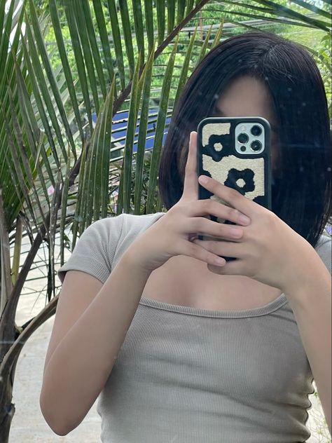 Mirror Selfie No Face Short Hair, Short Hair Mirror Selfie, Mirror Selfie Face, Hair Mirror Selfie, Iphone Selfie, Hair Mirror, Cover Aesthetic, Asian Short Hair, Short Wavy Hair