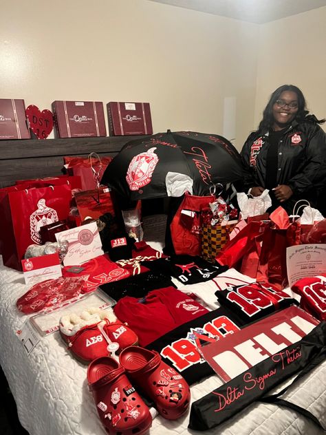 Delta Sigma Theta Bedroom Ideas, Delta Sigma Theta Outfits Ideas, Delta Probate Outfit, Delta Sigma Theta Room Decor, Dst Reaction Post, Delta Sigma Theta Crossing Gifts, Dst Outfits, Dst Photoshoot, Delta Sigma Theta Photoshoot