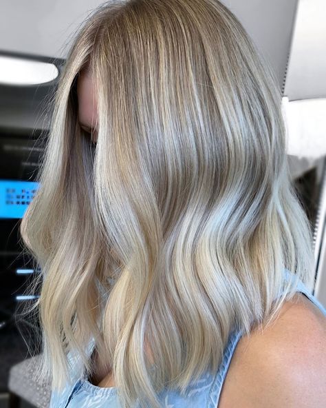 Midi Blonde Hair, Root Melt Blonde Short, Blonde Highlights With Dark Roots, Blonde Hair Dimension, Dirty Blonde Short Hair, Root Melt Blonde Balayage, Root Melt Blonde, Blonde Root Melt, Mid Length Blonde Hair