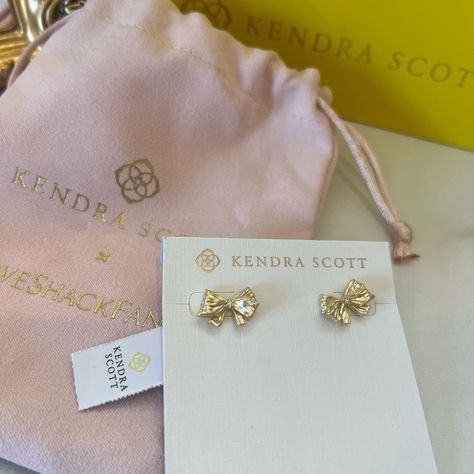 Brand New With Dust Bag And Gift Box Kendra Scott Loveshackfancy Gold Bow Stud Earrings On Hand Actual Item Pictured Kendra Scott Bow Earrings, Love Shack Fancy Kendra Scott, Kendra Scott X Love Shack Fancy, Kendra Scott Love Shack Fancy, Gold Bow Earrings, Gifts To Get Your Girlfriend, Cheap Gifts For Friends, Bow Things, Girly Items