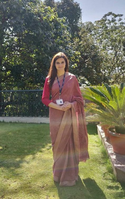 Saree Outfit For Office, Interview Saree Look, Saree At Office, Formal Sarees Office, Professional Sari Look, Formal Saree Office Look Classy, Formal Saree For Interview, Ias Officer Saree Look, Interview Outfit Women Indian