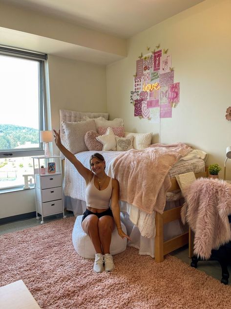 Pink Theme Dorm Room, Dorm Inspiration Pink, Pink Dorm Bed, Dorm Room Set Up, Bedding Ideas Pink, Pink Dorm Bedding, Pink Dorm Ideas, Pink Dorm Aesthetic, Dorm Room Ideas For Girls College