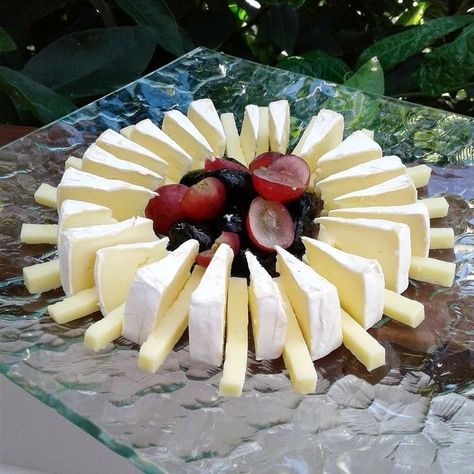 Food Appetizers Party, Decorações Com Comidas, Party Food Buffet, Cheese Party, Food Appetizers, Front Porch Christmas Decor Ideas, Porch Christmas Decor Ideas, Party Food Platters, Porch Christmas Decor