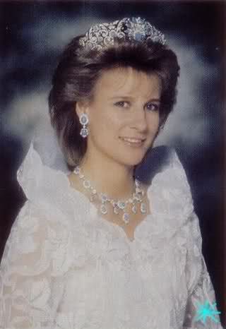 an early image of Birgitte, Duchess of Gloucester in the festoon tiara British Tiaras, Turquoise Tiara, Duchess Of Gloucester, Royal Monarchy, Queen And Prince Phillip, Royal Jewellery, Tiaras Jewellery, Princess Alice, Royal Crowns